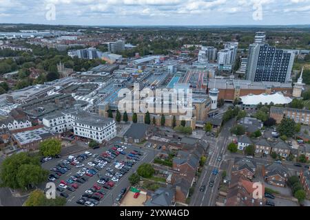 Vista aerea verso il centro commerciale Festival Place, a partire dalla vicinanza al War Memorial Park, Basingstoke, Hampshire, Regno Unito. Foto Stock
