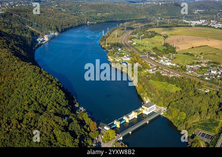 Vista aerea, Hengsteysee con RWE Koepchenwerk, centrale elettrica di fiume Hengstey e ponte Hengsteysee, vista storica a est, casa sulla spiaggia Salitos Be Foto Stock