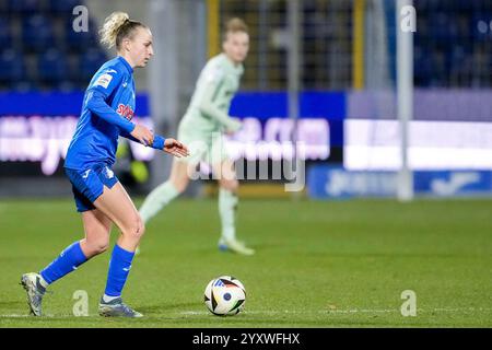 Vanessa Diehm (STG, 32), AM Ball, Freisteller, Ganzkörper, Einzelbild, Einzelfoto, Aktion, Action, 15.12.2024, Sinsheim (Hoffenheim) (Deutschland), Fussball, Google Pixel Frauen-Bundesliga, TSG 1899 Hoffenheim - SGS Essen, LE NORMATIVE DFB/DFL VIETANO QUALSIASI USO DI FOTOGRAFIE COME SEQUENZE DI IMMAGINI E/O QUASI-VIDEO. Foto Stock