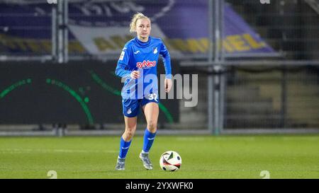 Vanessa Diehm (STG, 32), AM Ball, Freisteller, Ganzkörper, Einzelbild, Einzelfoto, Aktion, Action, 15.12.2024, Sinsheim (Hoffenheim) (Deutschland), Fussball, Google Pixel Frauen-Bundesliga, TSG 1899 Hoffenheim - SGS Essen, LE NORMATIVE DFB/DFL VIETANO QUALSIASI USO DI FOTOGRAFIE COME SEQUENZE DI IMMAGINI E/O QUASI-VIDEO. Foto Stock