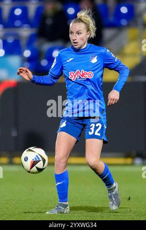 Vanessa Diehm (STG, 32), AM Ball, Freisteller, Ganzkörper, Einzelbild, Einzelfoto, Aktion, Action, 15.12.2024, Sinsheim (Hoffenheim) (Deutschland), Fussball, Google Pixel Frauen-Bundesliga, TSG 1899 Hoffenheim - SGS Essen, LE NORMATIVE DFB/DFL VIETANO QUALSIASI USO DI FOTOGRAFIE COME SEQUENZE DI IMMAGINI E/O QUASI-VIDEO. Foto Stock