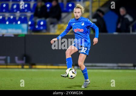 Vanessa Diehm (STG, 32), AM Ball, Freisteller, Ganzkörper, Einzelbild, Einzelfoto, Aktion, Action, 15.12.2024, Sinsheim (Hoffenheim) (Deutschland), Fussball, Google Pixel Frauen-Bundesliga, TSG 1899 Hoffenheim - SGS Essen, LE NORMATIVE DFB/DFL VIETANO QUALSIASI USO DI FOTOGRAFIE COME SEQUENZE DI IMMAGINI E/O QUASI-VIDEO. Foto Stock