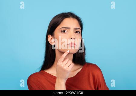 Una donna millenaria con i capelli bruna appare nel profondo del pensiero Foto Stock