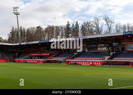 Heidenheim, Germania. 15 dicembre 2024. Voith Arena, Stadion, Inneraum, Tribuenen, GER, 1) FC Heidenheim vs. VfB Stuttgart, Fussball, Herren, 1. Bundesliga, 14 anni. Spieltag, Spielzeit 2024/2025, 15.12.2024, LE NORMATIVE DFL/DFB VIETANO QUALSIASI USO DI FOTOGRAFIE COME SEQUENZE DI IMMAGINI E/O QUASI-VIDEO, foto: Eibner-Pressefoto/Wolfgang Frank Credit: dpa/Alamy Live News Foto Stock