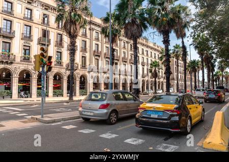 Barcellona, Catalogna, Spagna - 08 04 2023: Auto di fronte a Porxos d'en Xifre o Casa di Xifre in stile Isabellino, uno dei più interessanti Foto Stock