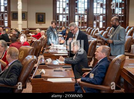 Austin, Texas, Stati Uniti. 17 dicembre 2024. Gli elettori del Texas firmano i loro certificati mentre 40 elettori presidenziali del Texas si riuniscono ad Austin per certificare i voti del Texas Electoral College il 17 dicembre 2024. Sia Donald Trump (non mostrato) che J.D. Vance hanno ricevuto voti unanimi. Crediti: Bob Daemmrich/Alamy Live News Foto Stock