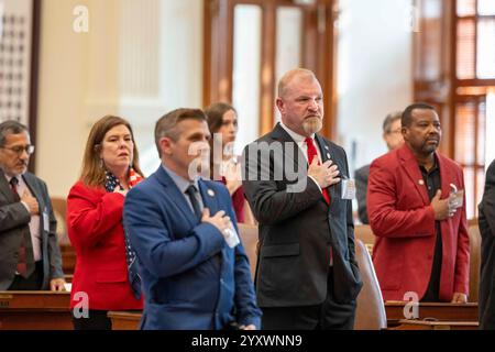 Austin, Texas, Stati Uniti. 17 dicembre 2024. Gli elettori del Texas affermano il Pledge of Allegiance mentre 40 elettori presidenziali del Texas si riuniscono ad Austin per certificare i voti del Texas Electoral College il 17 dicembre 2024. Sia Donald Trump (non mostrato) che J.D. Vance hanno ricevuto voti unanimi. Crediti: Bob Daemmrich/Alamy Live News Foto Stock