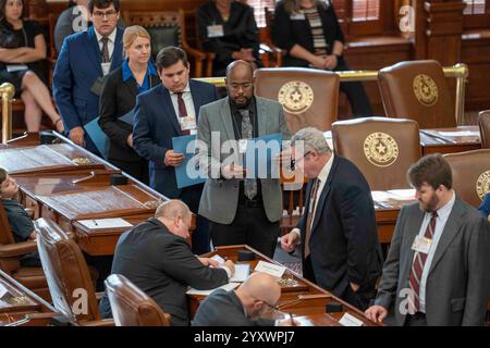 Austin, Texas, Stati Uniti. 17 dicembre 2024. I funzionari del Segretario di Stato del Texas si allineano per contare i voti mentre 40 elettori presidenziali del Texas si riuniscono ad Austin per certificare i voti del Texas Electoral College il 17 dicembre 2024. Crediti: Bob Daemmrich/Alamy Live News Foto Stock