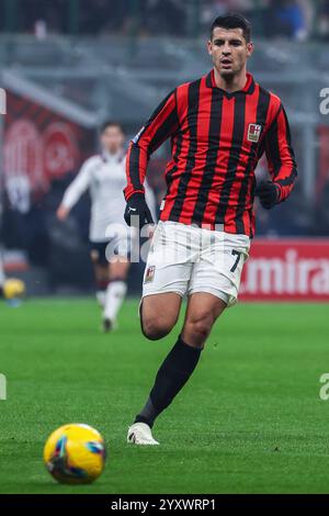 Milano, Italia. 15 dicembre 2024. Alvaro Morata dell'AC Milan con la maglia dell'AC Milan 125th Anniversary vista in azione durante la partita di serie A 2024/25 tra l'AC Milan e il Genoa CFC allo Stadio San Siro crediti: dpa/Alamy Live News Foto Stock