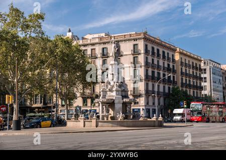 Barcellona, Catalogna, Spagna - 08 04 2023: Statua di font del geni Catala in piazza Pla del Palau di Av. Via del Marques de l'Argentera a Ciutat Vella Foto Stock