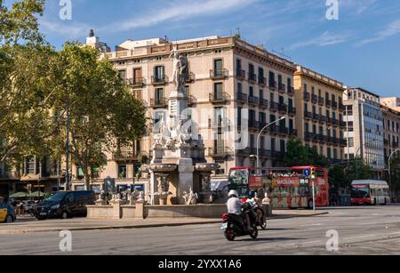 Barcellona, Catalogna, Spagna - 08 04 2023: Traffico su Av. Via del Marques de l'Argentera con statua del font del geni Catala al centro di Pla del P. Foto Stock