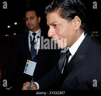 La stella di Bollywood Shah Rukh Khan saluta i suoi fan che erano i più rumorosi sul Red carpet prima del gala 2011 dell'UNESCO a Düsseldorf, in Germania. Foto Stock