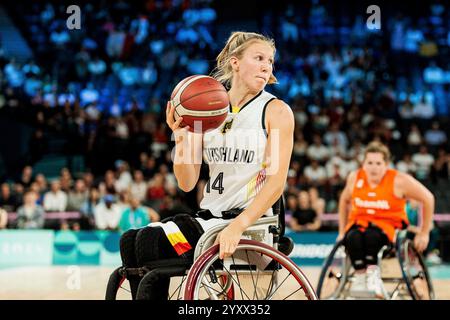 PARIGI, FRANKREICH 02. Settembre - Rollstuhlbasketball Deutschland - Niederlande Damen, Parigi 2024 Paralimpiadi AM 02.09.2024 nella der Bercy Arena di Parigi Frankreich. Lilly Sellak (Deutschland, 14) im Wurf Foto Stock