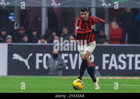 Milano, Italia. 15 dicembre 2024. Alvaro Morata dell'AC Milan visto in azione durante la partita di calcio di serie A 2024/25 tra AC Milan e Genoa CFC allo Stadio San Siro crediti: dpa/Alamy Live News Foto Stock