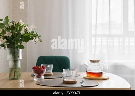 Un ambiente accogliente per la colazione con tè e una gamma di fresche e succose bacche pronte per essere gustate Foto Stock