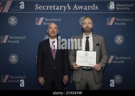 Alejandro Mayorkas, segretario del Dipartimento per la sicurezza interna (DHS), presenta i premi del Segretario ai dipendenti del DHS presso l'EY Plaza di Los Angeles, California, dal 26 settembre 2024 al 57. Foto Stock