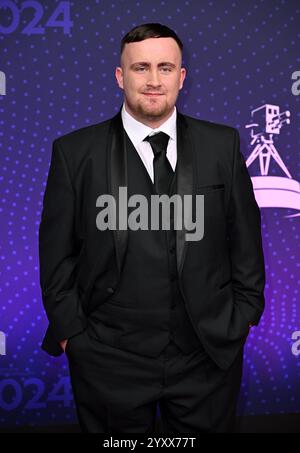 Salford, Regno Unito. 17 dicembre 2024. Luke Littler arriva alla BBC Sports Personality of the Year 2024, MediaCityUK. Crediti: Doug Peters/EMPICS/Alamy Live News Foto Stock