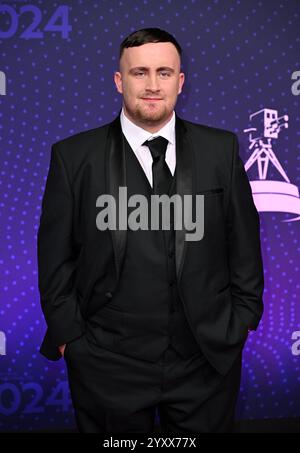 Salford, Regno Unito. 17 dicembre 2024. Luke Littler arriva alla BBC Sports Personality of the Year 2024, MediaCityUK. Crediti: Doug Peters/EMPICS/Alamy Live News Foto Stock