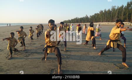 Dacca. 18 dicembre 2024. I giocatori Wushu si allenano sulla spiaggia di Cox's Bazar, Bangladesh, 19 novembre 2024. Negli ultimi anni, il cinese Wushu è diventato uno degli sport popolari del Bangladesh, specialmente nel distretto di Cox's Bazar, che è emerso come un centro di giocatori nazionali Wushu. PER ANDARE CON "Feature: Il Bangladesh's Cox's Bazar diventa hub emergente per Wushu" credito: Xinhua/Alamy Live News Foto Stock