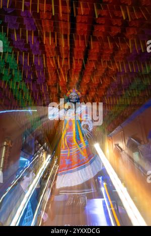 Il giorno della scultura morta e le tradizionali bandiere di carta perforata. Oaxaca, Messico Foto Stock