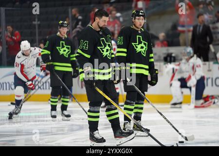 Dallas, Stati Uniti. 16 dicembre 2024. Jamie Benn #14 e Jason Robertson #21 dei Dallas Stars si scaldano prima dell'inizio della partita della National Hockey League all'American Airlines Center. Punteggio finale Dallas Stars 3-1 Washington Capitals. Il 16 dicembre 2024 a Dallas, Texas, Stati Uniti. (Foto di Javier Vicencio/Eyepix Group) credito: Eyepix Group/Alamy Live News Foto Stock