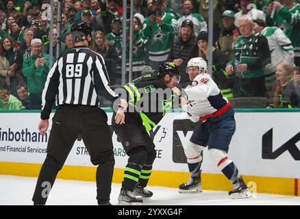 Dallas, Stati Uniti. 16 dicembre 2024. Brandon Duhaime n. 22 dei Washington Capitals e Brendan Smith n. 2 dei Dallas Stars combattono durante la partita della National Hockey League all'American Airlines Center. Punteggio finale Dallas Stars 3-1 Washington Capitals. Il 16 dicembre 2024 a Dallas, Texas, Stati Uniti. (Foto di Javier Vicencio/Eyepix Group) credito: Eyepix Group/Alamy Live News Foto Stock