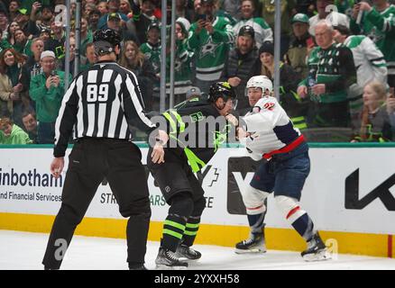 Dallas, Texas, Stati Uniti. 16 dicembre 2024. Brandon Duhaime n. 22 dei Washington Capitals e Brendan Smith n. 2 dei Dallas Stars combattono durante la partita della National Hockey League all'American Airlines Center. Punteggio finale Dallas Stars 3-1 Washington Capitals. Il 16 dicembre 2024 a Dallas, Texas, Stati Uniti. (Credit Image: © Javier Vicencio/eyepix via ZUMA Press Wire) SOLO PER USO EDITORIALE! Non per USO commerciale! Foto Stock