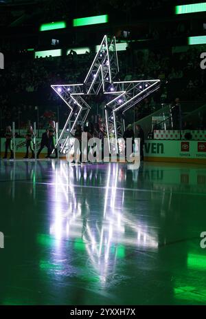 Dallas, Stati Uniti. 16 dicembre 2024. Le cheerleader si esibiscono prima dell'inizio della partita della National Hockey League tra i Dallas Stars e i Washington Capitals all'American Airlines Center. Punteggio finale Dallas Stars 3-1 Washington Capitals. Il 16 dicembre 2024 a Dallas, Texas, Stati Uniti. (Foto di Javier Vicencio/Eyepix Group/Sipa USA) credito: SIPA USA/Alamy Live News Foto Stock