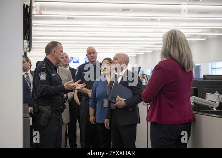 Il segretario della DHS Alejandro Mayorkas visita il CBP NTC (53973656208). Foto Stock