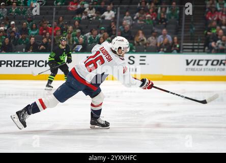 Dallas, Stati Uniti. 16 dicembre 2024. Taylor Raddysh n. 16 dei Washington Capitals spara il puck contro i Dallas Stars durante la partita della National Hockey League all'American Airlines Center. Punteggio finale Dallas Stars 3-1 Washington Capitals. Il 16 dicembre 2024 a Dallas, Texas, Stati Uniti. (Foto di Javier Vicencio/Eyepix Group/Sipa USA) credito: SIPA USA/Alamy Live News Foto Stock