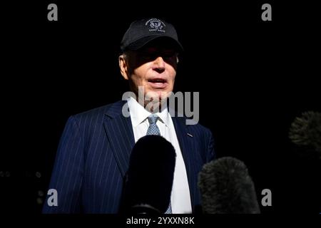 Washington, Stati Uniti. 17 dicembre 2024. Il presidente Joe Biden parla alla stampa prima di salire a bordo del Marine One sul South Lawn della Casa Bianca a Washington, DC, martedì 17 dicembre 2024. Biden e i membri della sua famiglia stanno viaggiando a Wilmington, nel Delaware, prima dell'anniversario della morte della sua prima moglie, Neilia, e della figlia, Naomi. Foto di Bonnie Cash/Pool/ABACAPRESS. COM credito: Abaca Press/Alamy Live News Foto Stock