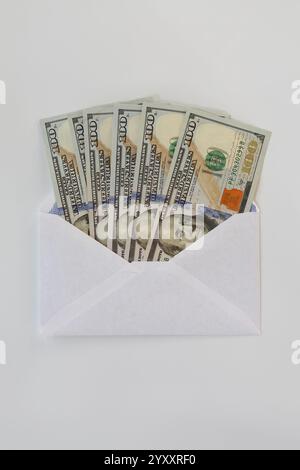 banconote da 100 dollari in busta bianca Foto Stock