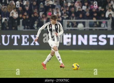 Torino, Italia. 17 dicembre 2024. Nicolo Savona della Juventus FC durante la Coppa Italia 2024/25, partita di calcio tra Juventus FC e Cagliari calcio, il 17 dicembre 2024, all'Allianz Stadium di Torino. Foto Nderim Kaceli credito: Agenzia fotografica indipendente/Alamy Live News Foto Stock