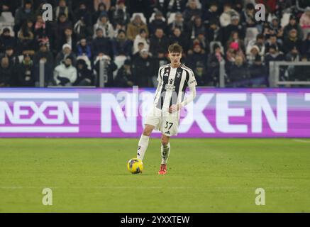 Torino, Italia. 17 dicembre 2024. Nicolo Savona della Juventus FC durante la Coppa Italia 2024/25, partita di calcio tra Juventus FC e Cagliari calcio, il 17 dicembre 2024, all'Allianz Stadium di Torino. Foto Nderim Kaceli credito: Agenzia fotografica indipendente/Alamy Live News Foto Stock