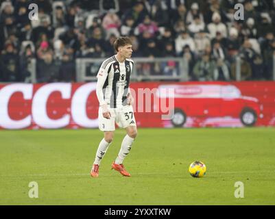 Torino, Italia. 17 dicembre 2024. Nicolo Savona della Juventus FC durante la Coppa Italia 2024/25, partita di calcio tra Juventus FC e Cagliari calcio, il 17 dicembre 2024, all'Allianz Stadium di Torino. Foto Nderim Kaceli credito: Agenzia fotografica indipendente/Alamy Live News Foto Stock