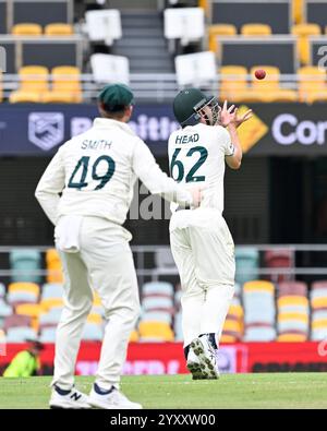 Il Gabba, Brisbane, Australia. 18 dicembre 2024. International test Cricket, Australia contro India 3° test Day 5; Travis Head of Australia prende una presa a Short leg credito: Action Plus Sports/Alamy Live News Foto Stock