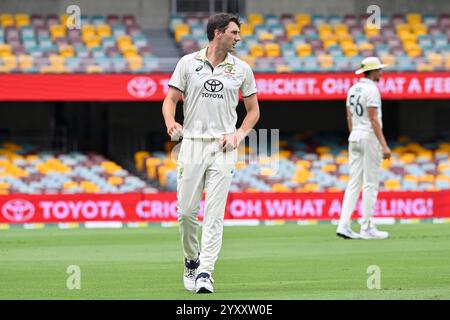 Il Gabba, Brisbane, Australia. 18 dicembre 2024. International test Cricket, Australia contro India 3° test Day 5; Pat Cummins dell'Australia si prepara al Bowl Credit: Action Plus Sports/Alamy Live News Foto Stock