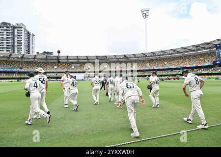 Il Gabba, Brisbane, Australia. 18 dicembre 2024. International test Cricket, Australia contro India 3° test Day 5; Australia cammina sul campo per il giorno 5 credito: Action Plus Sports/Alamy Live News Foto Stock