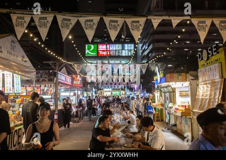 Bangkok, Thailandia - 9 dicembre 2024: Persone al mercato notturno di Jodd Fair a Phra RAM 9, Bangkok, Thailandia. Foto Stock