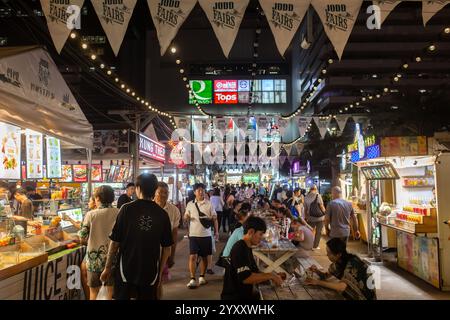 Bangkok, Thailandia - 9 dicembre 2024: Persone al mercato notturno di Jodd Fair a Phra RAM 9, Bangkok, Thailandia. Foto Stock