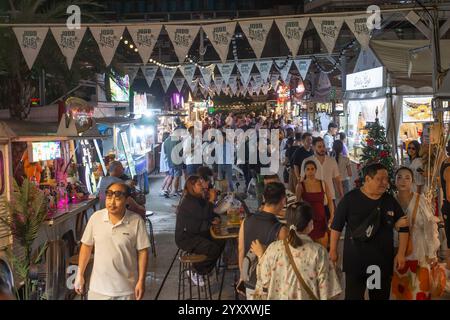 Bangkok, Thailandia - 9 dicembre 2024: Persone al mercato notturno di Jodd Fair a Phra RAM 9, Bangkok, Thailandia. Foto Stock