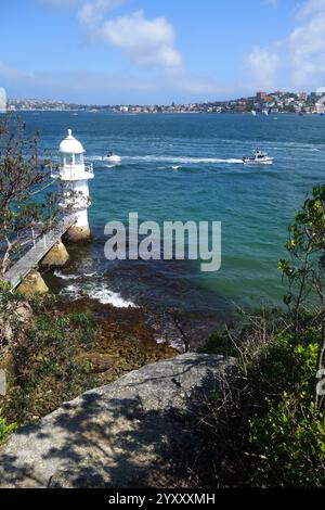 Navi che passano dal faro di Bradleys Head, Sydney Harbour, NSW, Australia. Nessuna PR Foto Stock