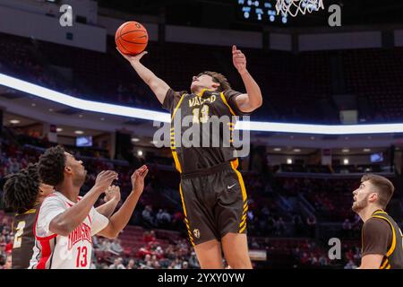 Columbus, Ohio, Stati Uniti. 17 dicembre 2024. L'attaccante dei Valparaiso Beacons Cooper Schwieger (13) salì per un rimbalzo difensivo durante la partita tra i Valparaiso Beacons e gli Ohio State Buckeyes alla Value City Arena, Columbus, Ohio. (Credit Image: © Scott Stuart/ZUMA Press Wire) SOLO PER USO EDITORIALE! Non per USO commerciale! Foto Stock