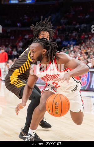 Columbus, Ohio, Stati Uniti. 17 dicembre 2024. La guardia degli Ohio State Buckeyes Bruce Thornton (2) guida la linea di base durante la partita tra i Valparaiso Beacons e gli Ohio State Buckeyes alla Value City Arena di Columbus, Ohio. (Credit Image: © Scott Stuart/ZUMA Press Wire) SOLO PER USO EDITORIALE! Non per USO commerciale! Foto Stock