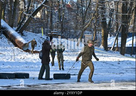 Non esclusiva: LEOPOLI, UCRAINA - 14 DICEMBRE 2024 - i concorrenti in uniforme mimetica partecipano alla Quinta corsa Kordon nel Parco Bohdan Khmelnytskyi Foto Stock