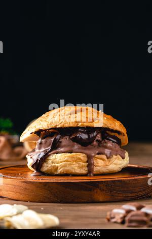 hamburger con gelato al cioccolato. Sandwich con gelato su sfondo in legno. Foto Stock