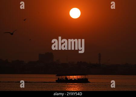 Ajmer, India. 17 dicembre 2024. I turisti potranno fare un giro in barca al tramonto sul lago di Ajmer, India, il 17 dicembre 2024. Crediti: STRINGER/Alamy Live News Foto Stock