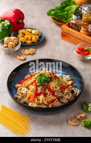 Gli spaghetti aglio e olio sono un tradizionale piatto di pasta italiana di Napoli. Ricetta per la classica pasta aglio e olio con aglio fritto, funghi, paprika, pa Foto Stock