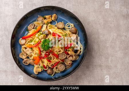 Gli spaghetti aglio e olio sono un tradizionale piatto di pasta italiana di Napoli. Ricetta per la classica pasta aglio e olio con aglio fritto, funghi, paprika, pa Foto Stock