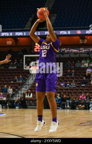 Uncasville, Connecticut, Stati Uniti. 17 dicembre 2024. La guardia dei Tigers della LSU Mikaylah Williams (12) spara la palla durante una partita di basket femminile della NCAA nella Invesco QQQ Basketball Hall of Fame Women's Showcase tra le LSU Tigers e i Seton Hall Pirates alla Mohegan Sun Arena di Uncasville, CT. Erica Denhoff/CSM/Alamy Live News Foto Stock